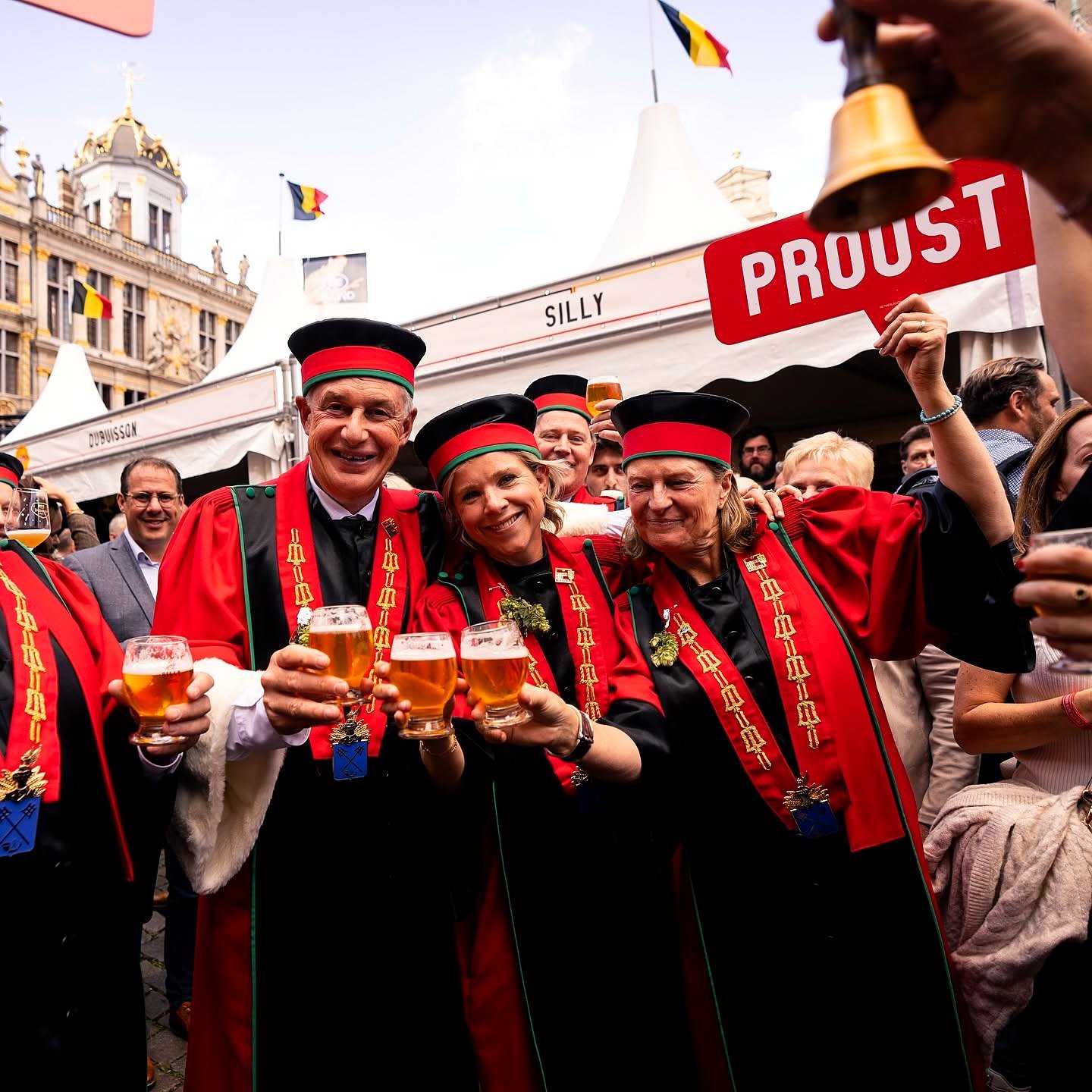 Confraria de cervejeiros brindando com cerveja belga na Grand-Place