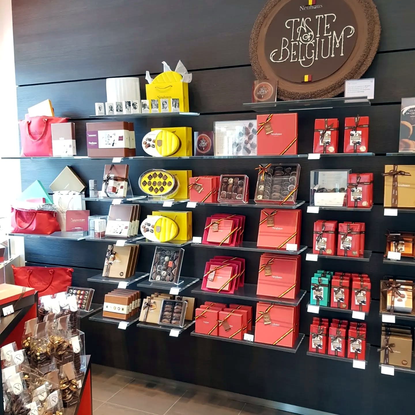 Prateleiras de chocolates belgas em loja de Bruxelas