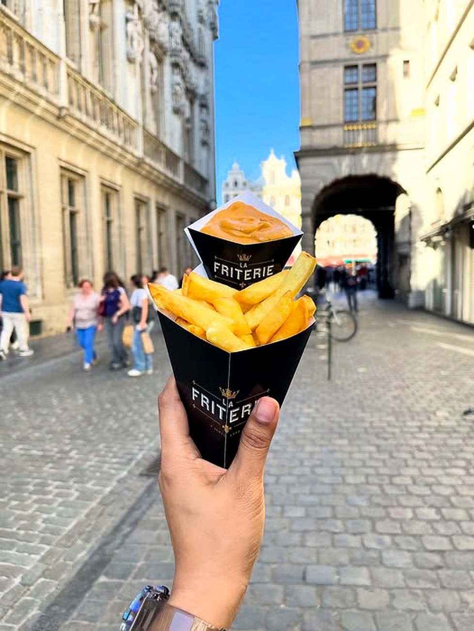 Batatas fritas belgas em cone com molho no centro de Bruxelas