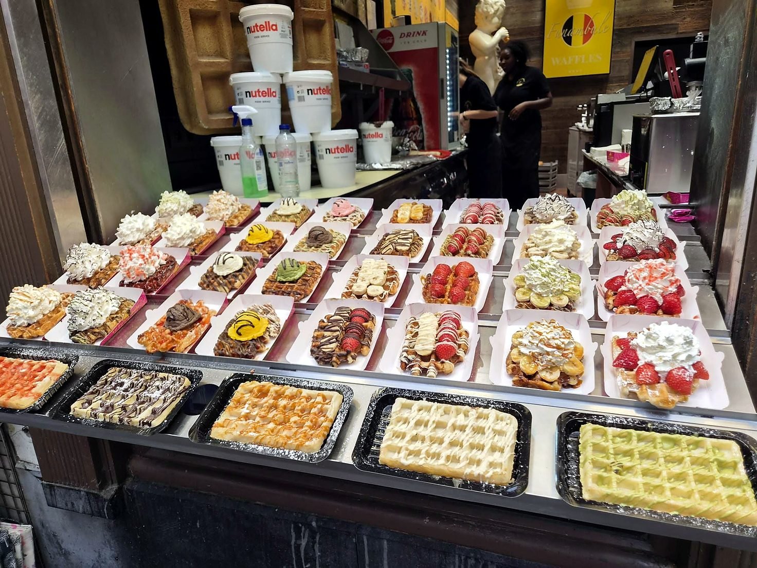 Vitrine de waffles belgas com frutas e chantilly em Bruxelas