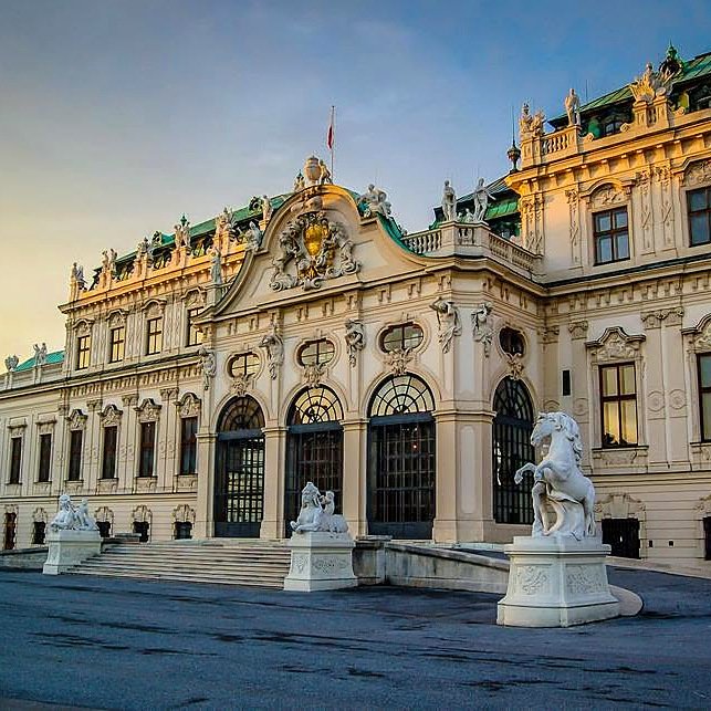 Fachada do Palácio Belvedere ao entardecer, em Viena