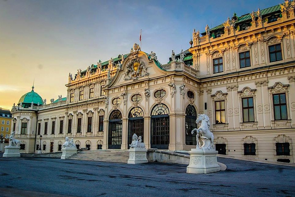 Fachada do Palácio Belvedere ao entardecer, em Viena
