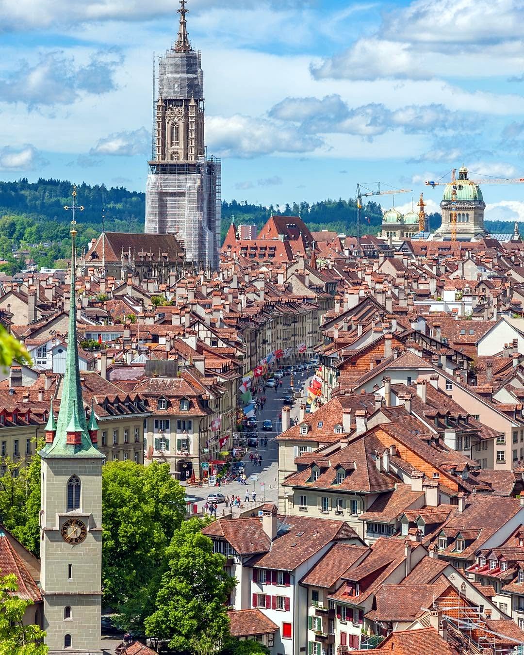 Cidade Velha de Berna vista do alto com a Catedral, a Igreja de Nydegg e o Palácio Federal