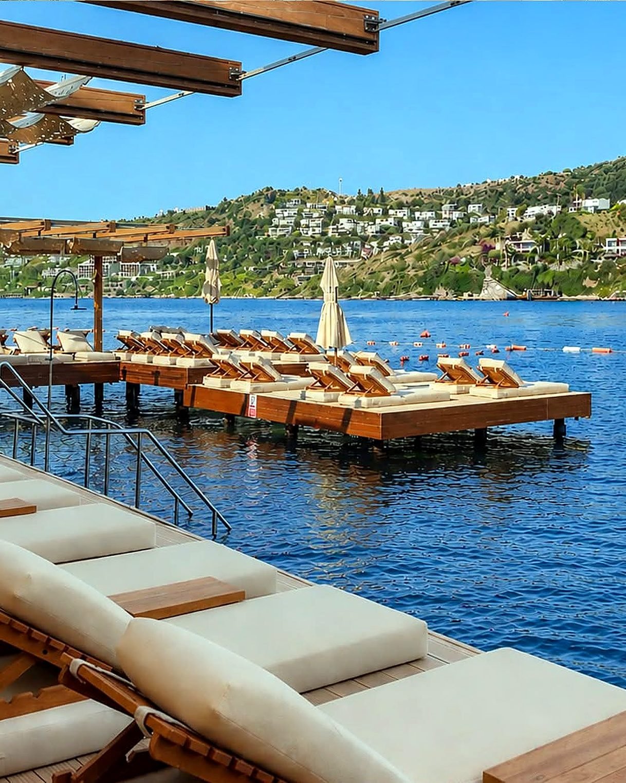 Espreguiçadeiras sobre o mar em beach club de Bitez, em Bodrum