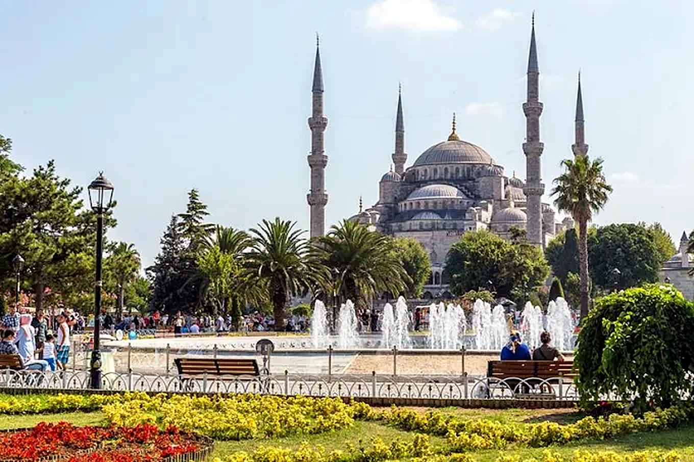 Mesquita Azul de Istambul com seis minaretes e fontes da praça Sultanahmet
