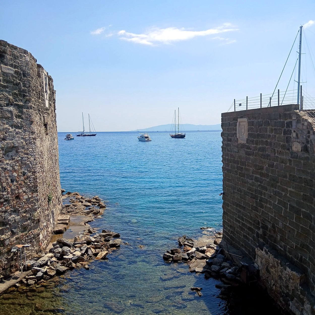Muralhas do Castelo de São Pedro emoldurando o mar e veleiros em Bodrum
