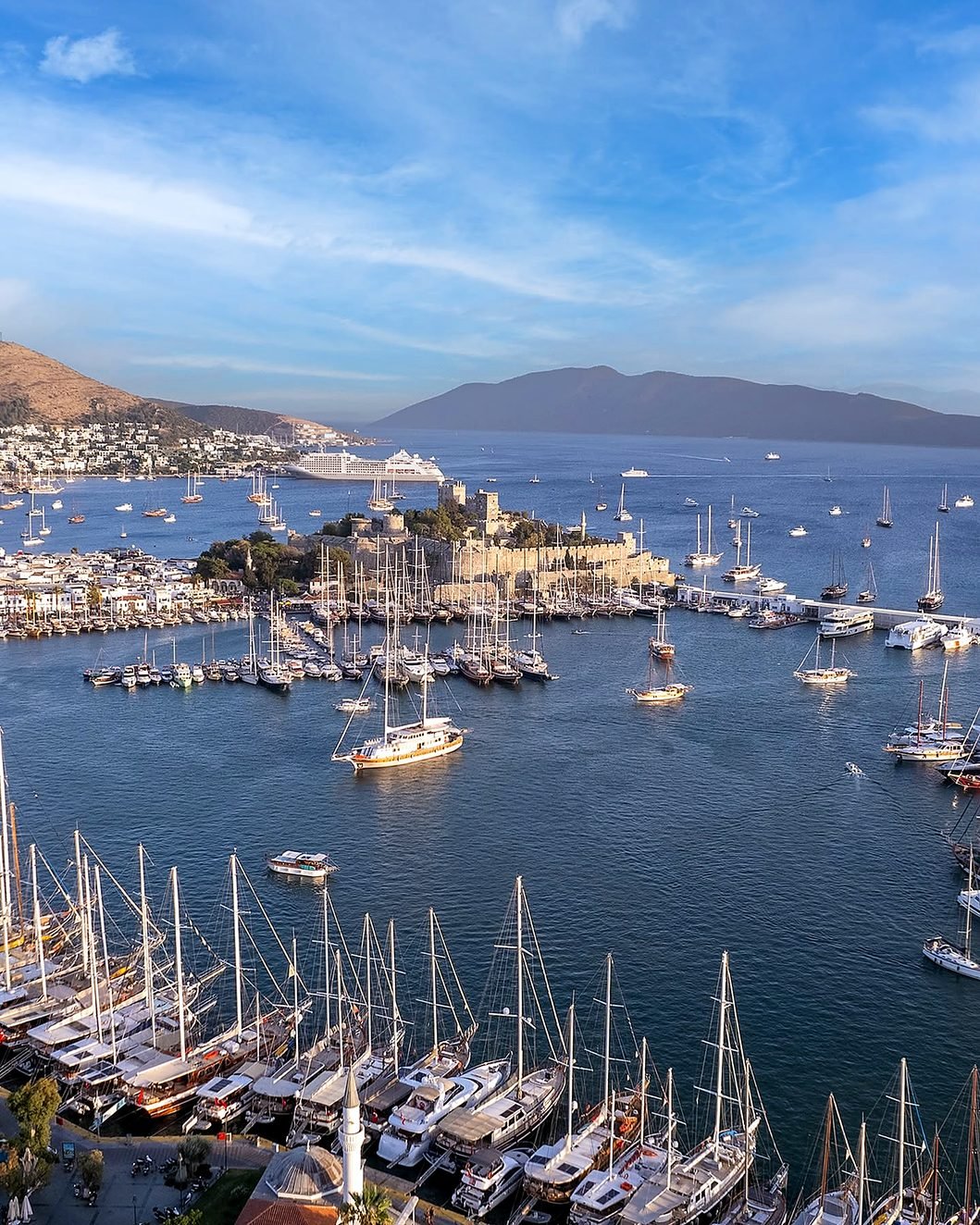Vista aérea da marina de Bodrum com veleiros e o Castelo de São Pedro