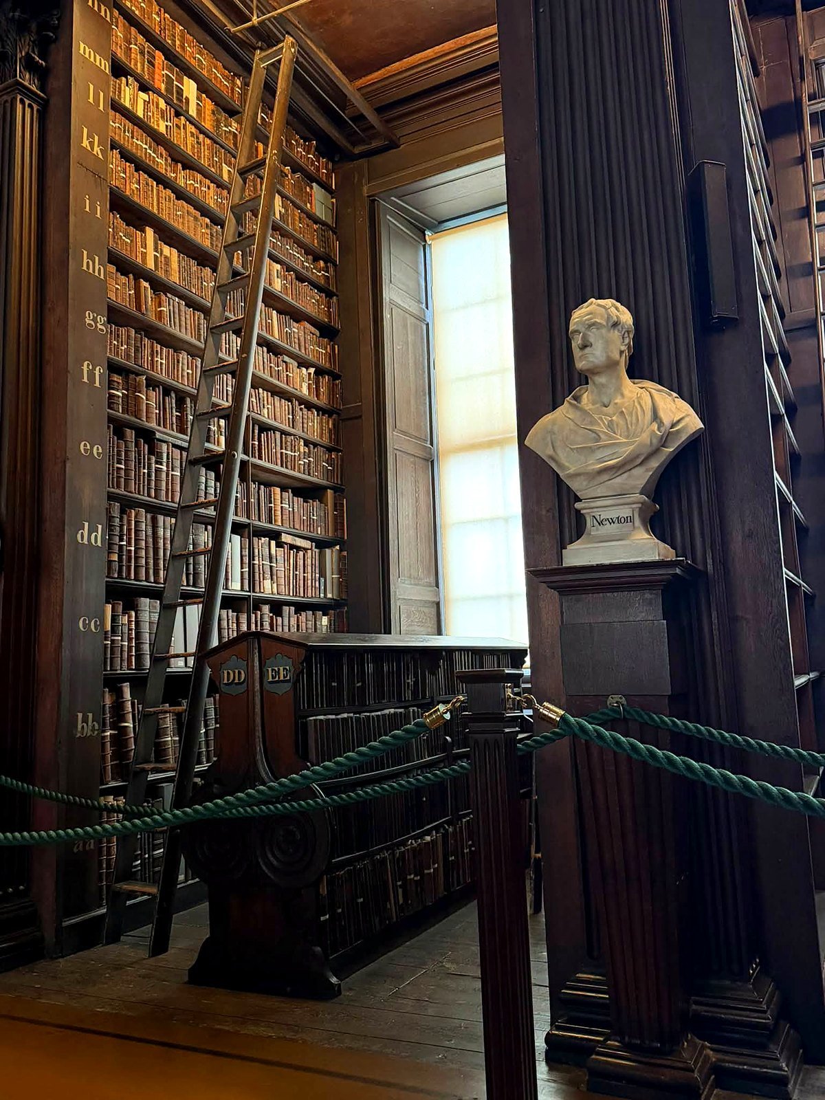 Long Room da Old Library do Trinity College com busto de Newton