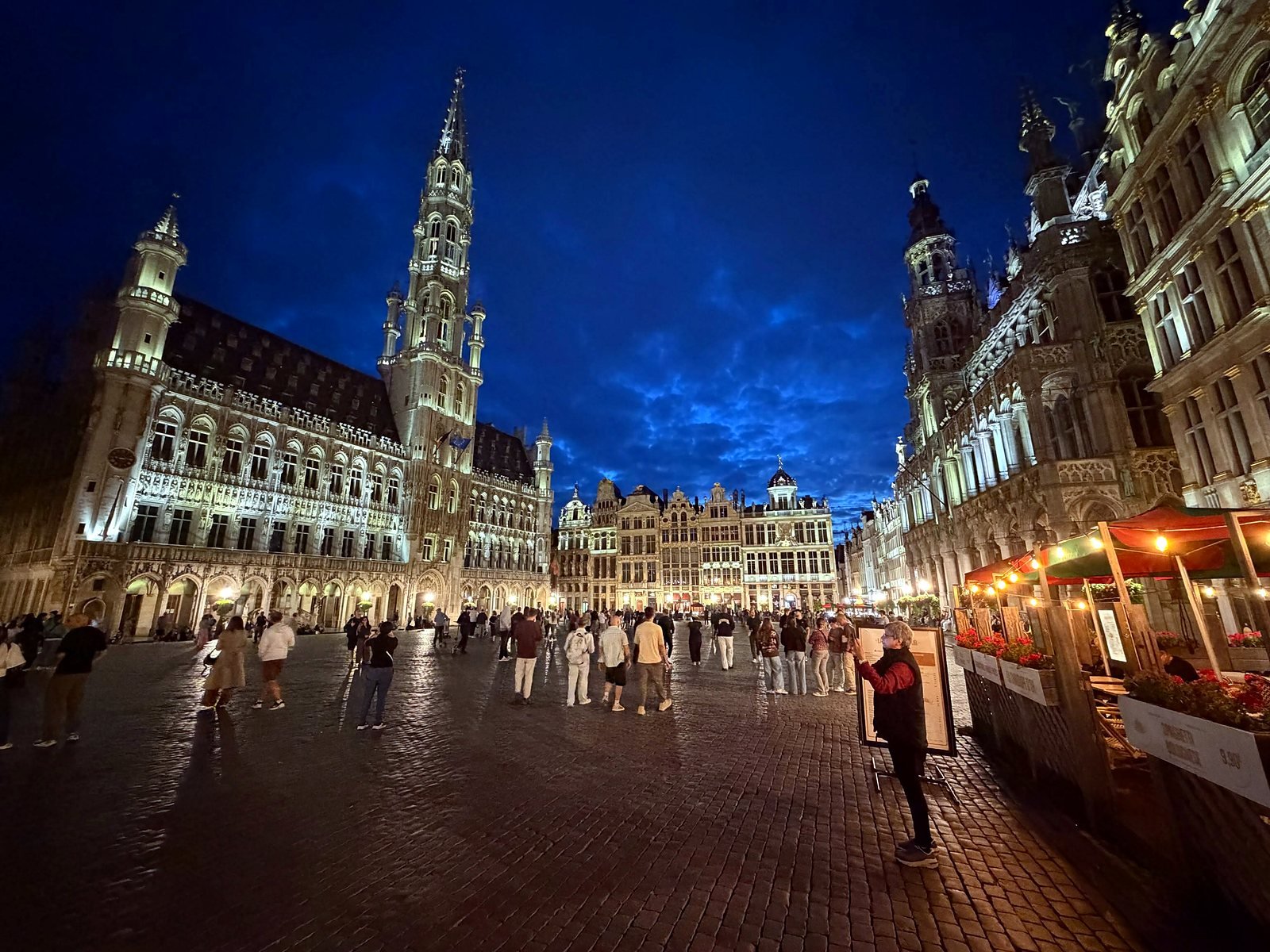 Grand-Place de Bruxelas iluminada à noite