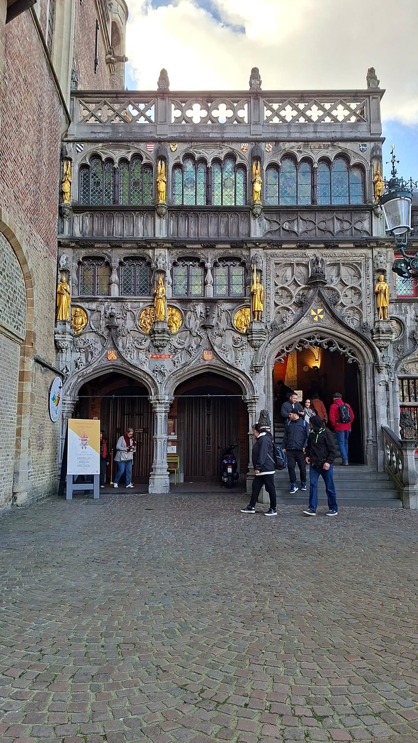 Fachada da Basílica do Sangue Sagrado na praça Burg, em Bruges, com estátuas douradas
