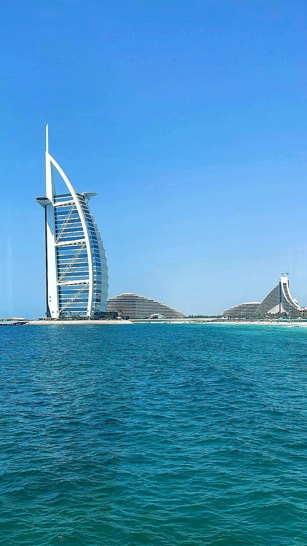 Hotel Burj Al Arab visto do mar em Dubai