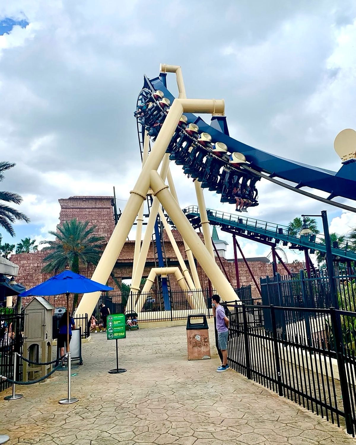 Montanha-russa invertida na área egípcia do parque Busch Gardens Tampa Bay