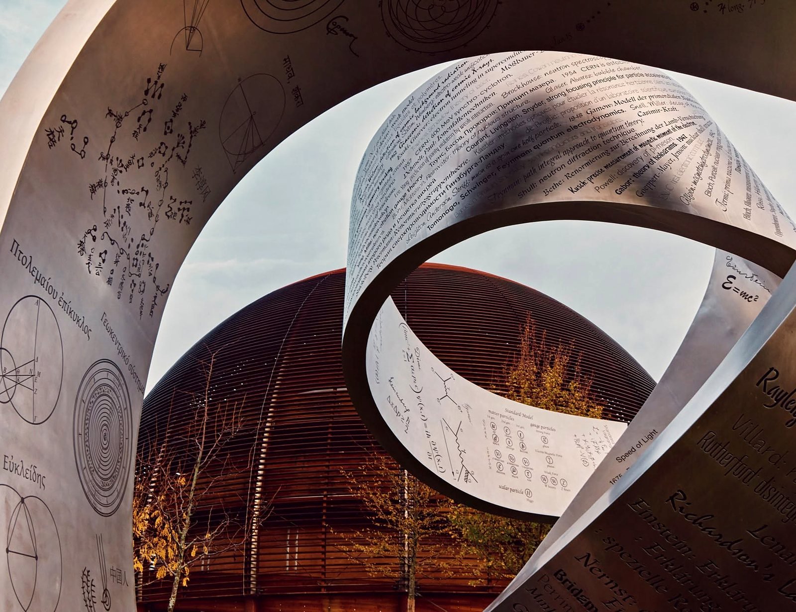 Escultura em frente ao Globo da Ciência e Inovação do CERN, em Genebra