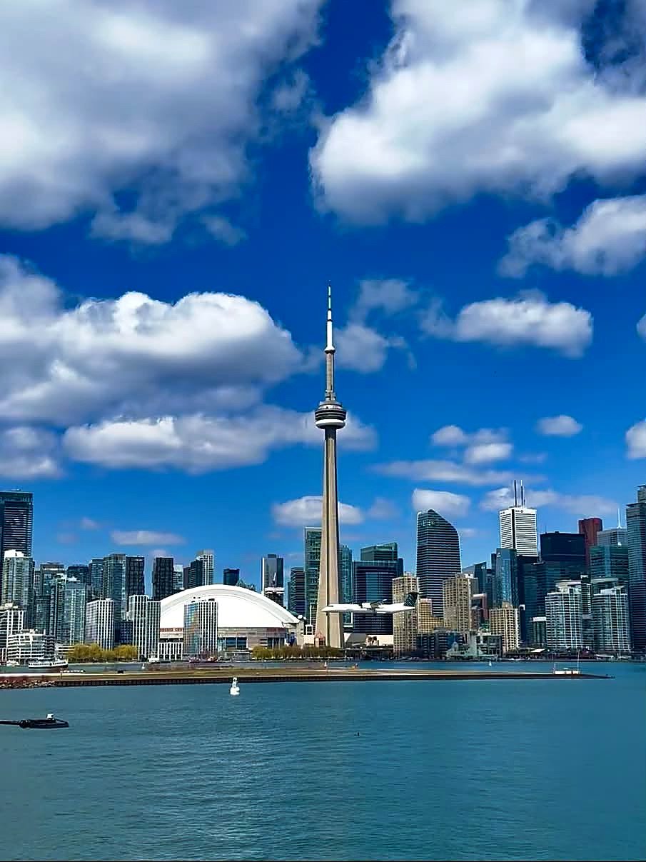 CN Tower e skyline de Toronto vistos do Lago Ontário