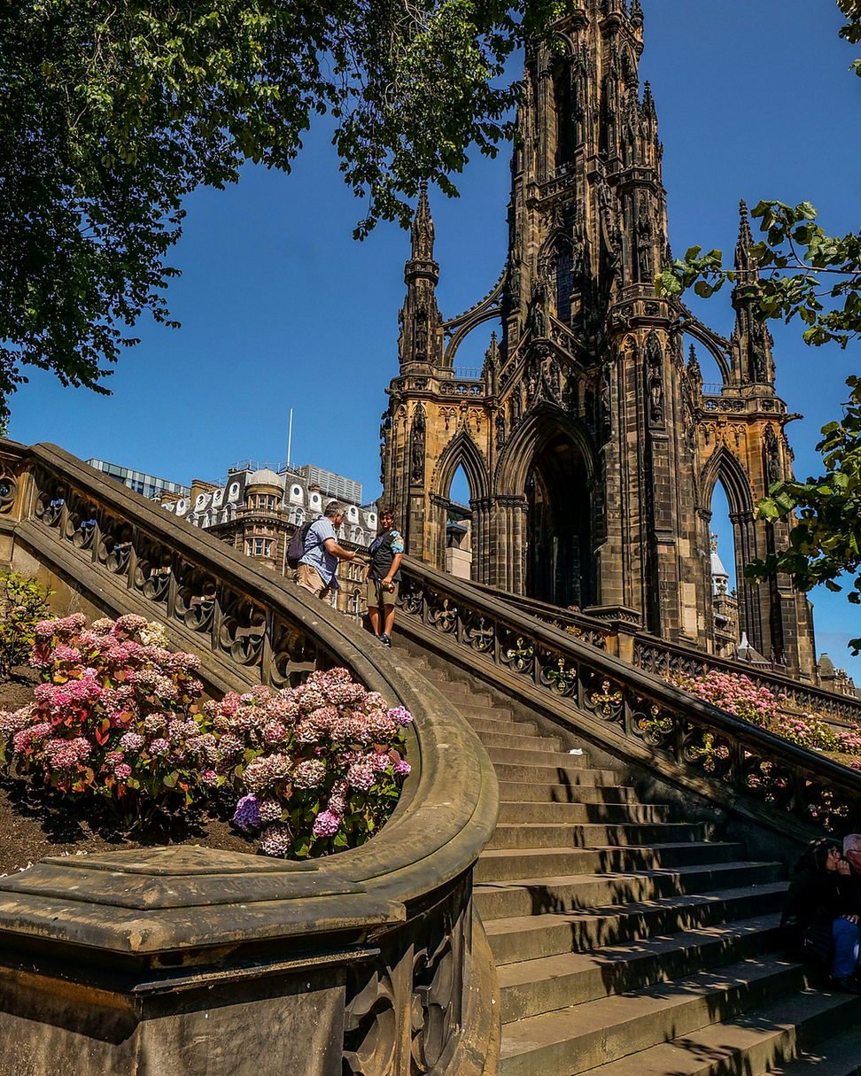 Escadaria com hortênsias rosas diante do Scott Monument