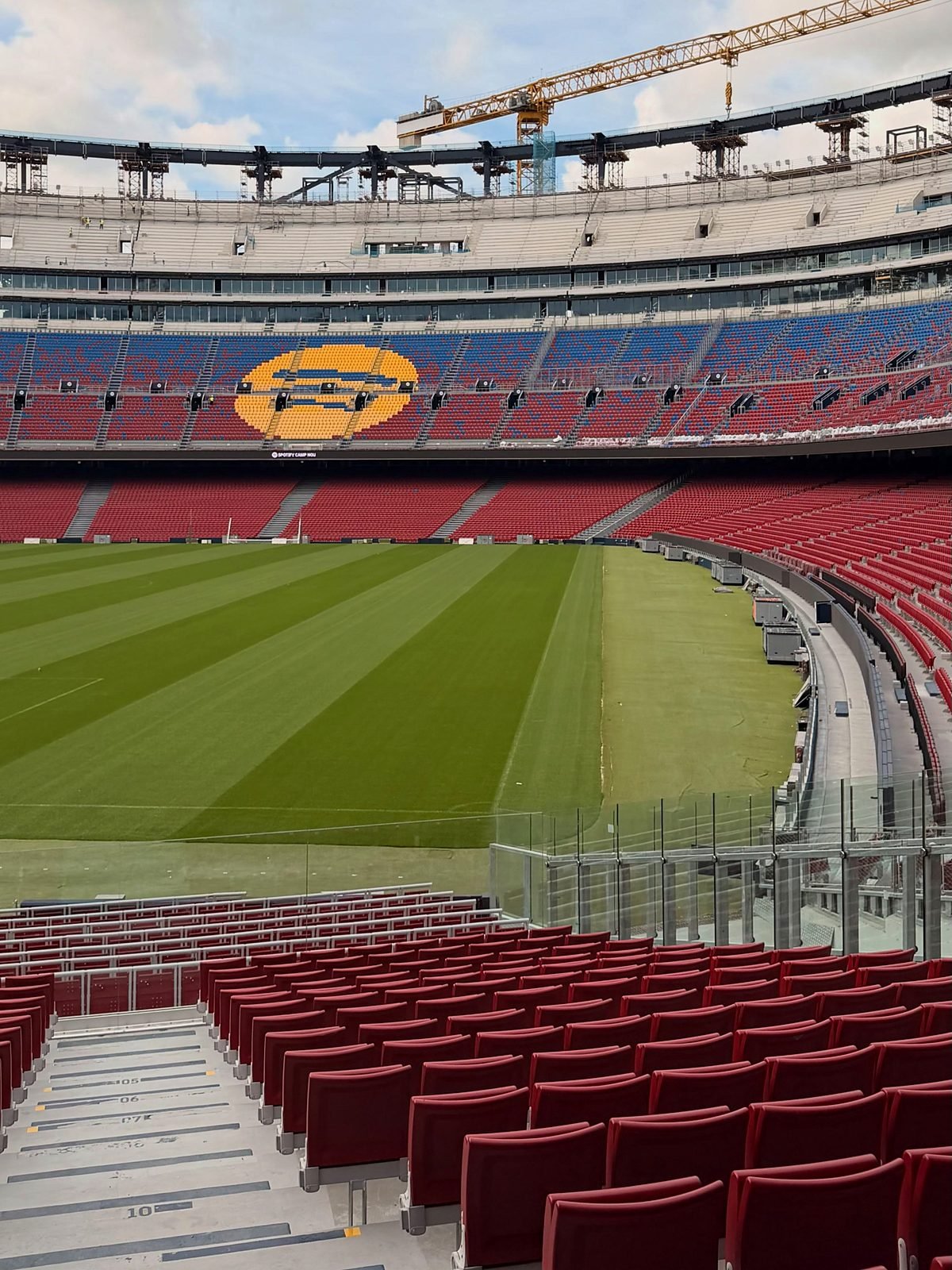 Arquibancadas vermelhas e azuis e gramado do estádio Spotify Camp Nou, do FC Barcelona