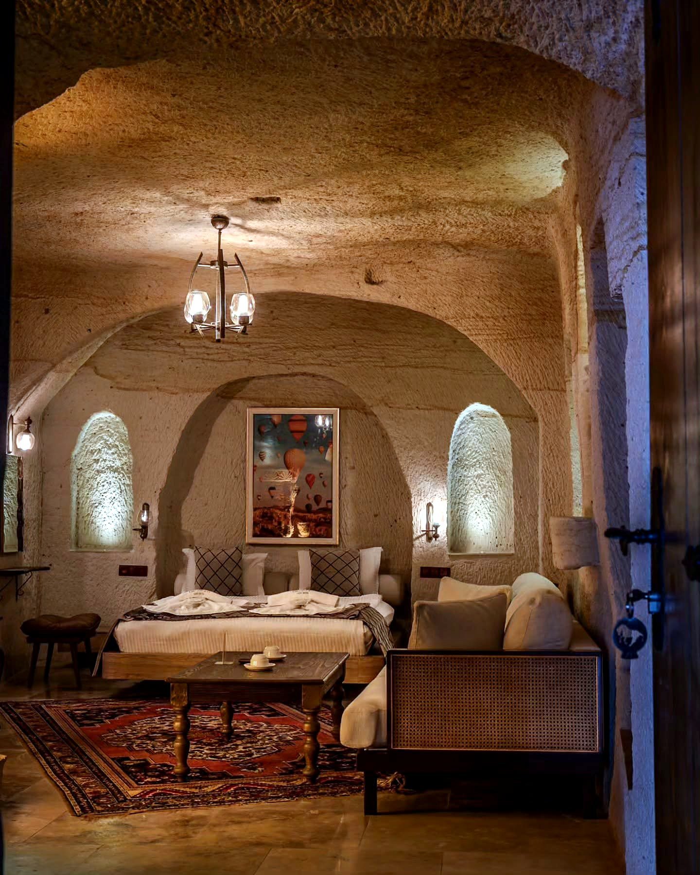 Quarto de hotel-caverna na Capadócia com teto escavado na rocha