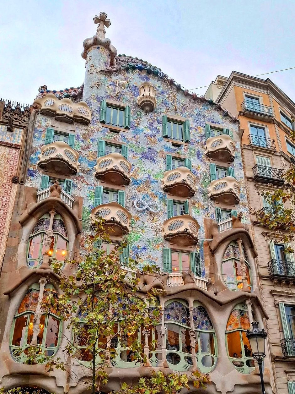 Fachada colorida da Casa Batlló, de Gaudí, com varandas em forma de máscara no Passeig de Gràcia