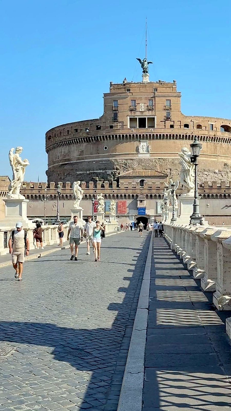 Castel Sant'Angelo e a ponte com estátuas de anjos