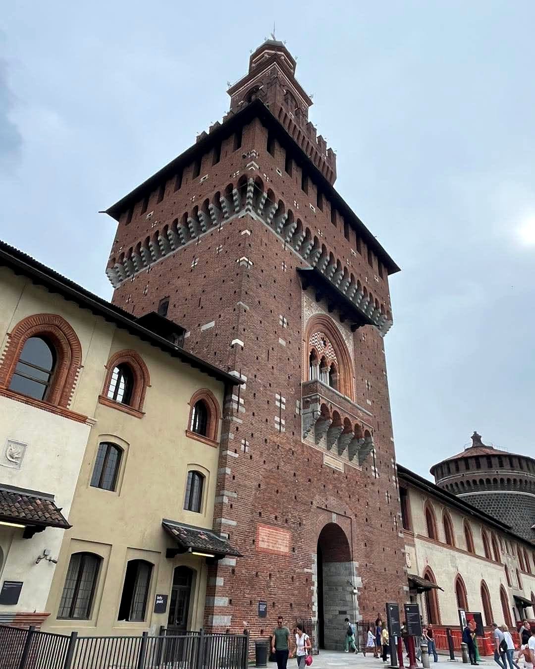 Torre del Filarete do Castello Sforzesco vista do pátio interno em Milão