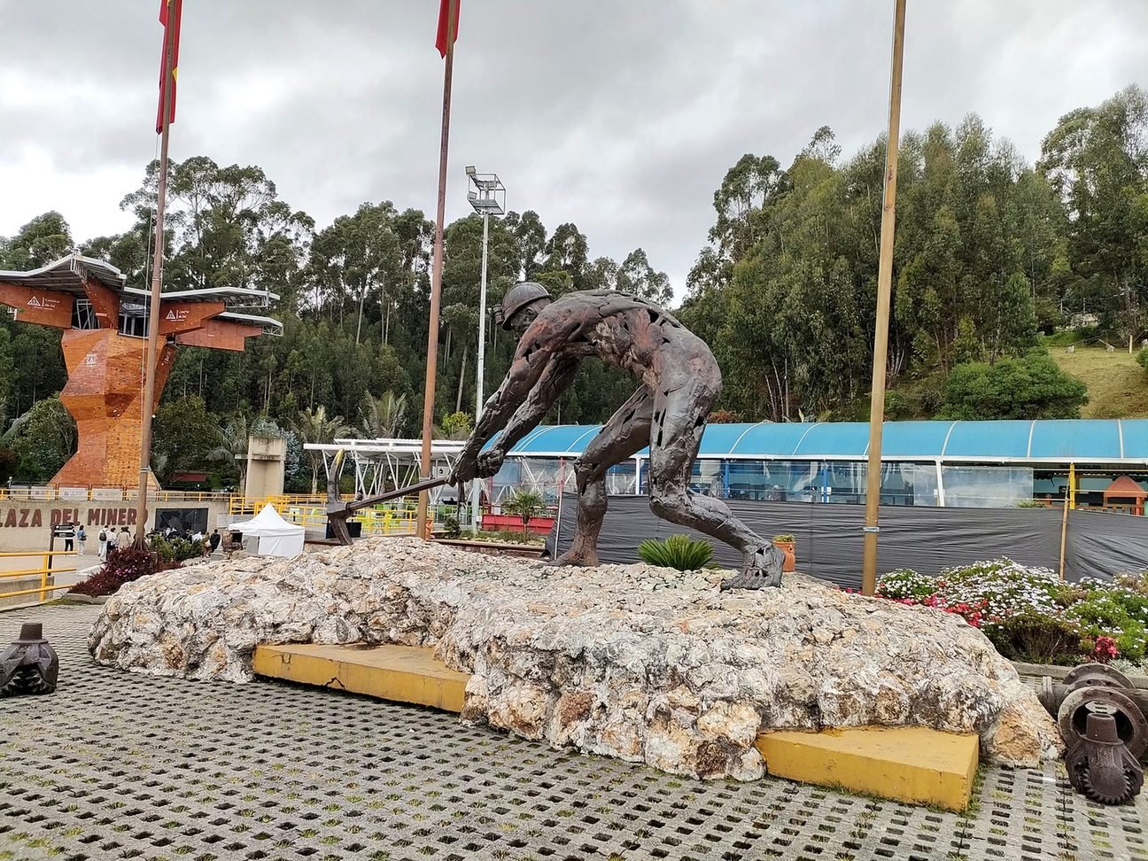 Estátua do mineiro na Praça do Mineiro, entrada da Catedral de Sal de Zipaquirá