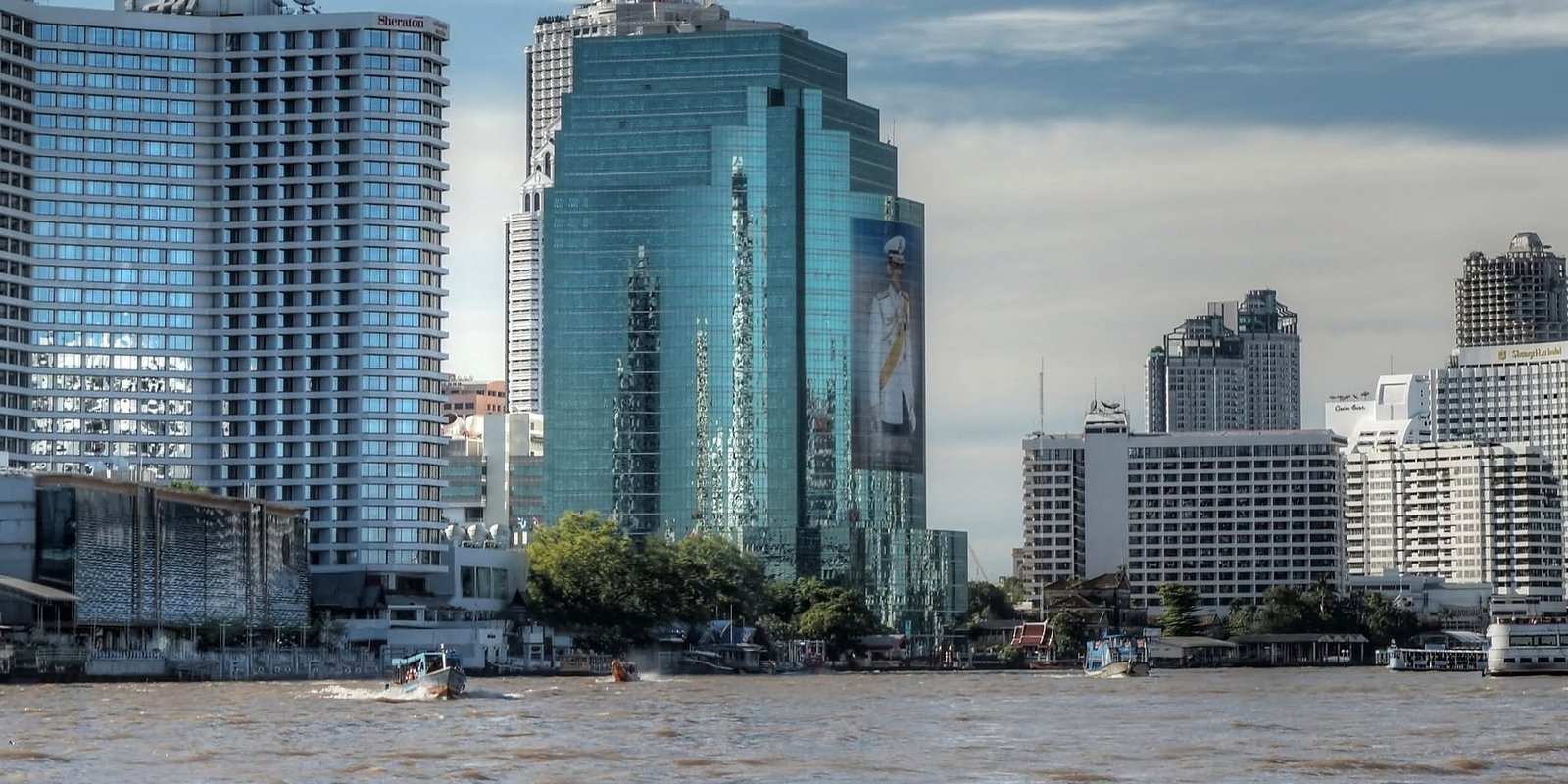 Arranha-céus e hotéis à margem do rio Chao Phraya, em Bangkok