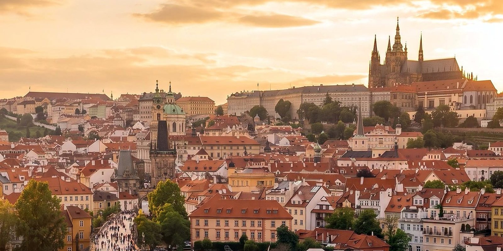 Ponte Carlos ao pôr do sol com o Castelo de Praga e a Catedral de São Vito ao fundo