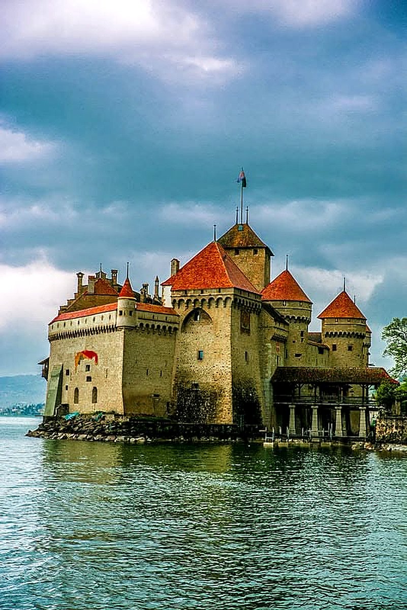 Castelo de Chillon sobre o Lago Léman, perto de Montreux