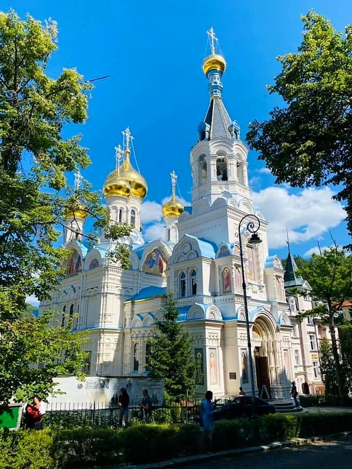 Igreja Ortodoxa de São Pedro e São Paulo, com cúpulas douradas, em Karlovy Vary