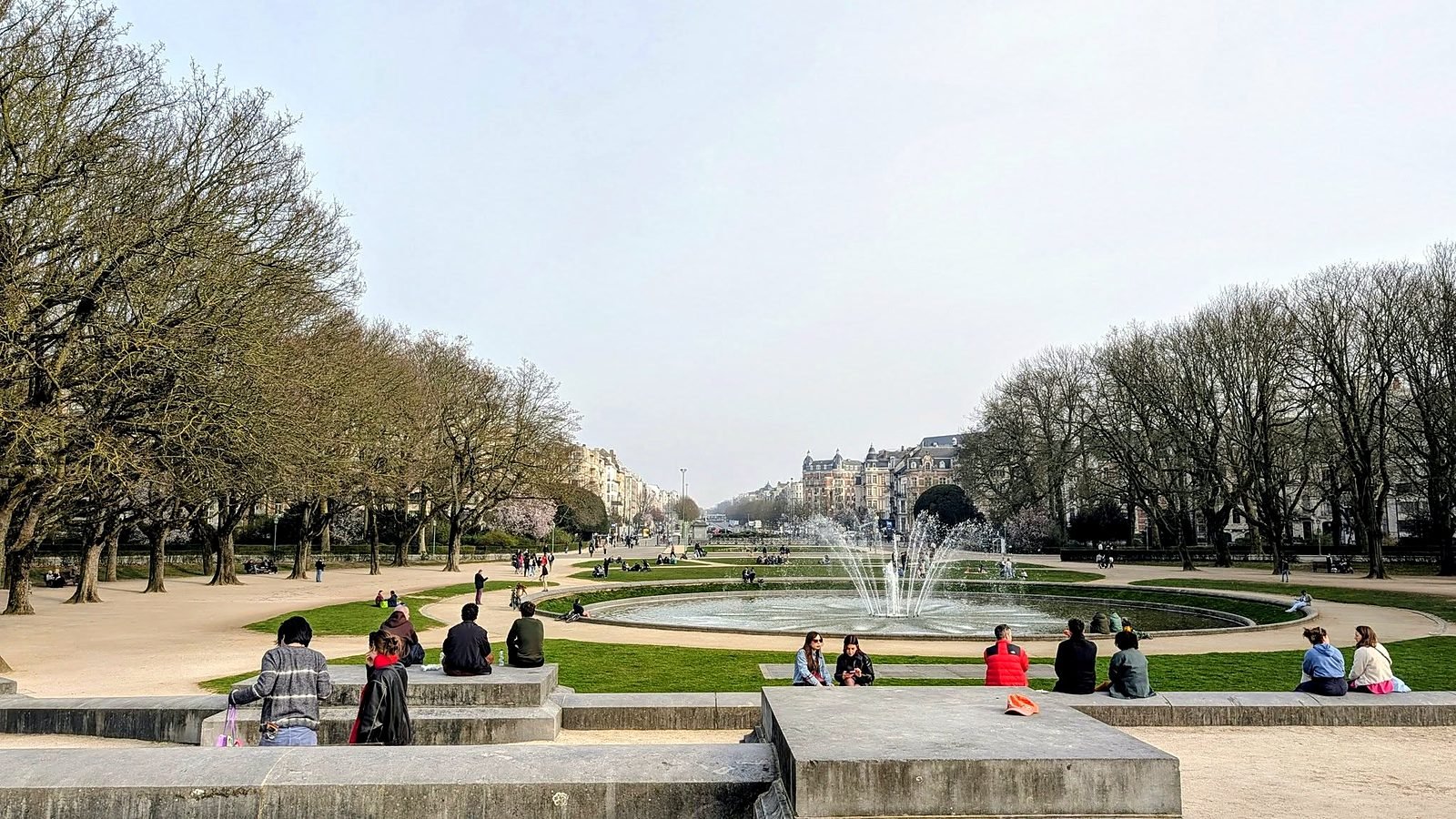 Parque do Cinquentenário em Bruxelas com fonte e alamedas