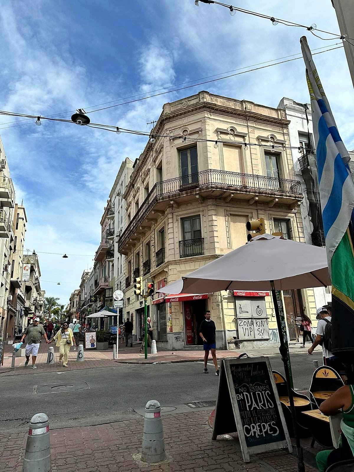Prédio histórico de esquina com sacadas de ferro na Ciudad Vieja de Montevidéu