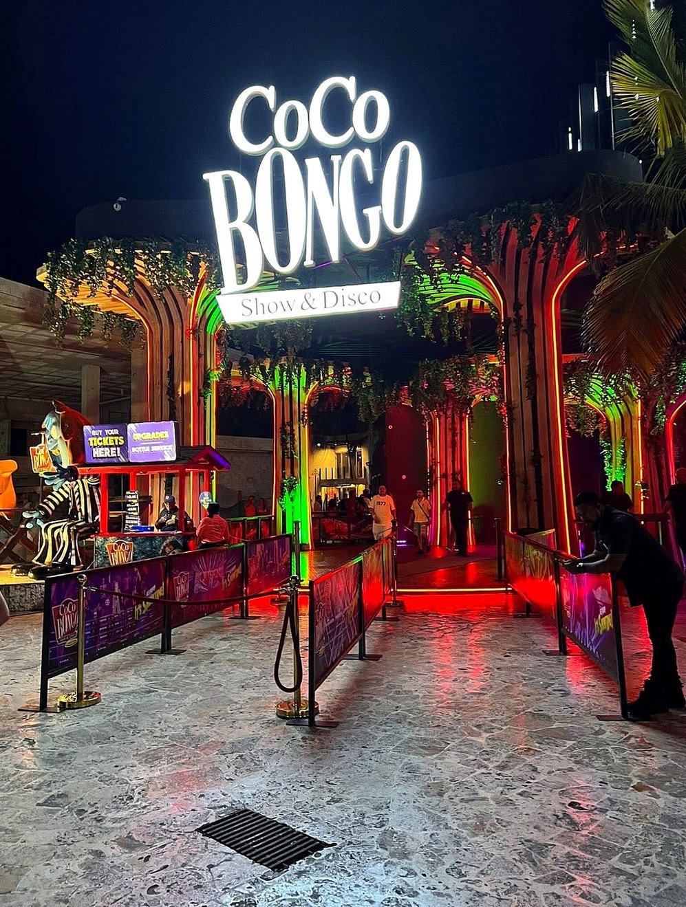 Entrada iluminada do Coco Bongo Show e Disco em Punta Cana à noite