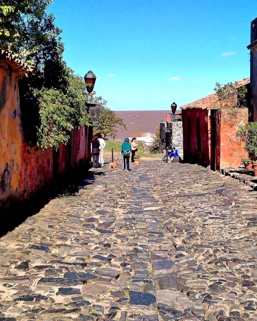 Rua de pedras e casas coloniais em Colonia del Sacramento, no Uruguai