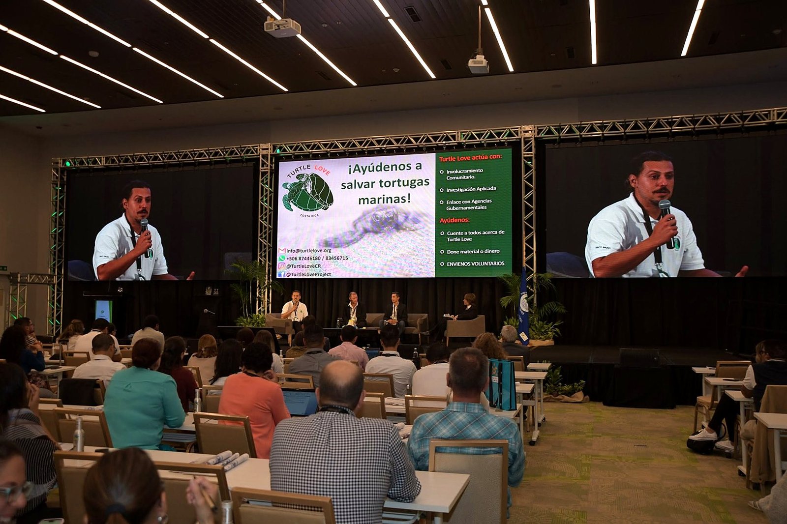 Recepção com bandeiras de vários países no saguão do Centro de Convenções da Costa Rica