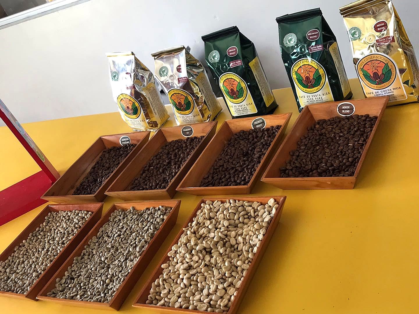 Grãos de café verde e torrado da Costa Rica em bandejas de madeira durante tour do café