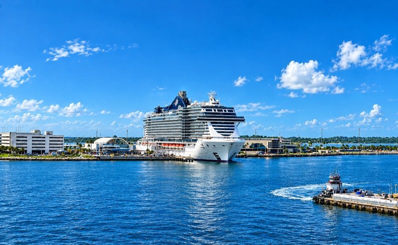 Navio de cruzeiro atracado em Port Canaveral, na Flórida