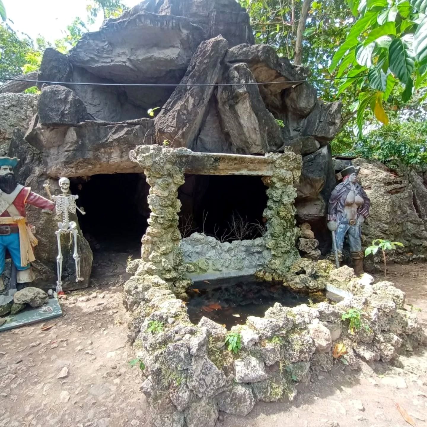 Entrada da Cueva de Morgan com estátuas de piratas em San Andrés, Colômbia
