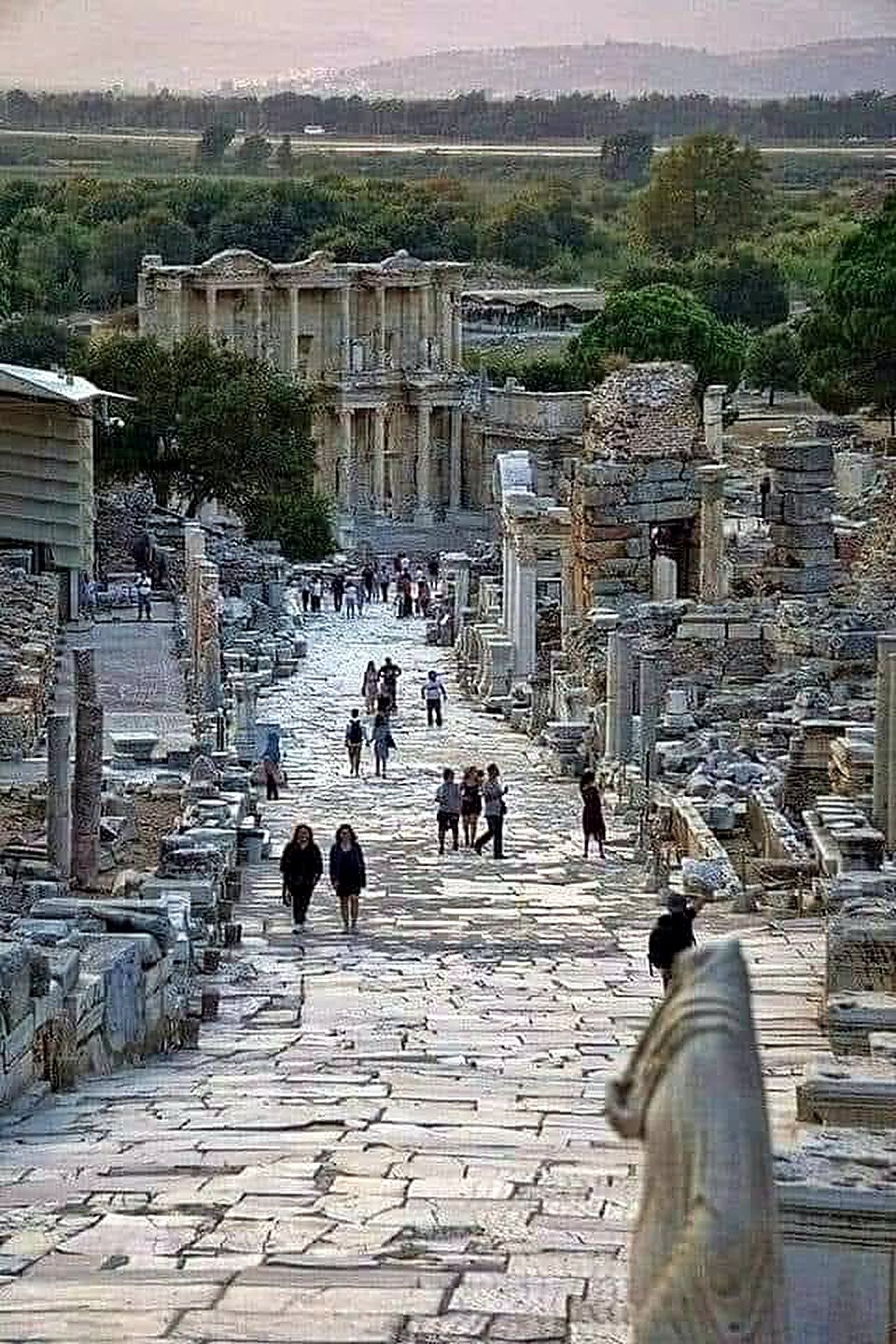 Rua dos Curetes, via de mármore que desce até a Biblioteca de Celso em Éfeso