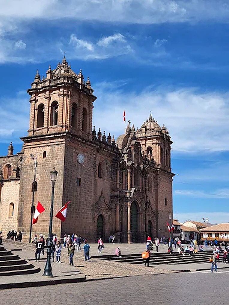 Catedral de Cusco na Plaza de Armas em dia de céu azul