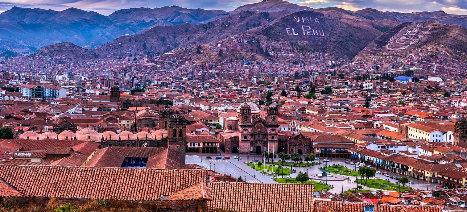 Panorama de Cusco com a Plaza de Armas e as montanhas ao redor