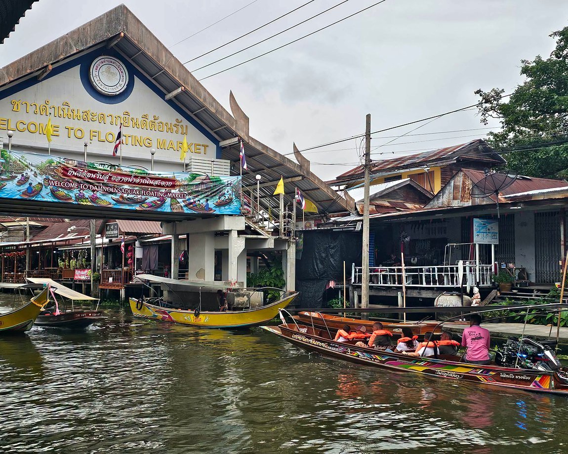 Barcos no mercado flutuante de Damnoen Saduak, na Tailândia