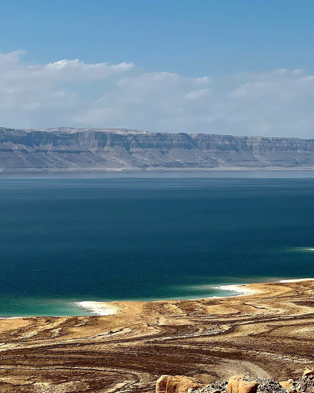Margem do Mar Morto do lado jordaniano, com faixa de sal