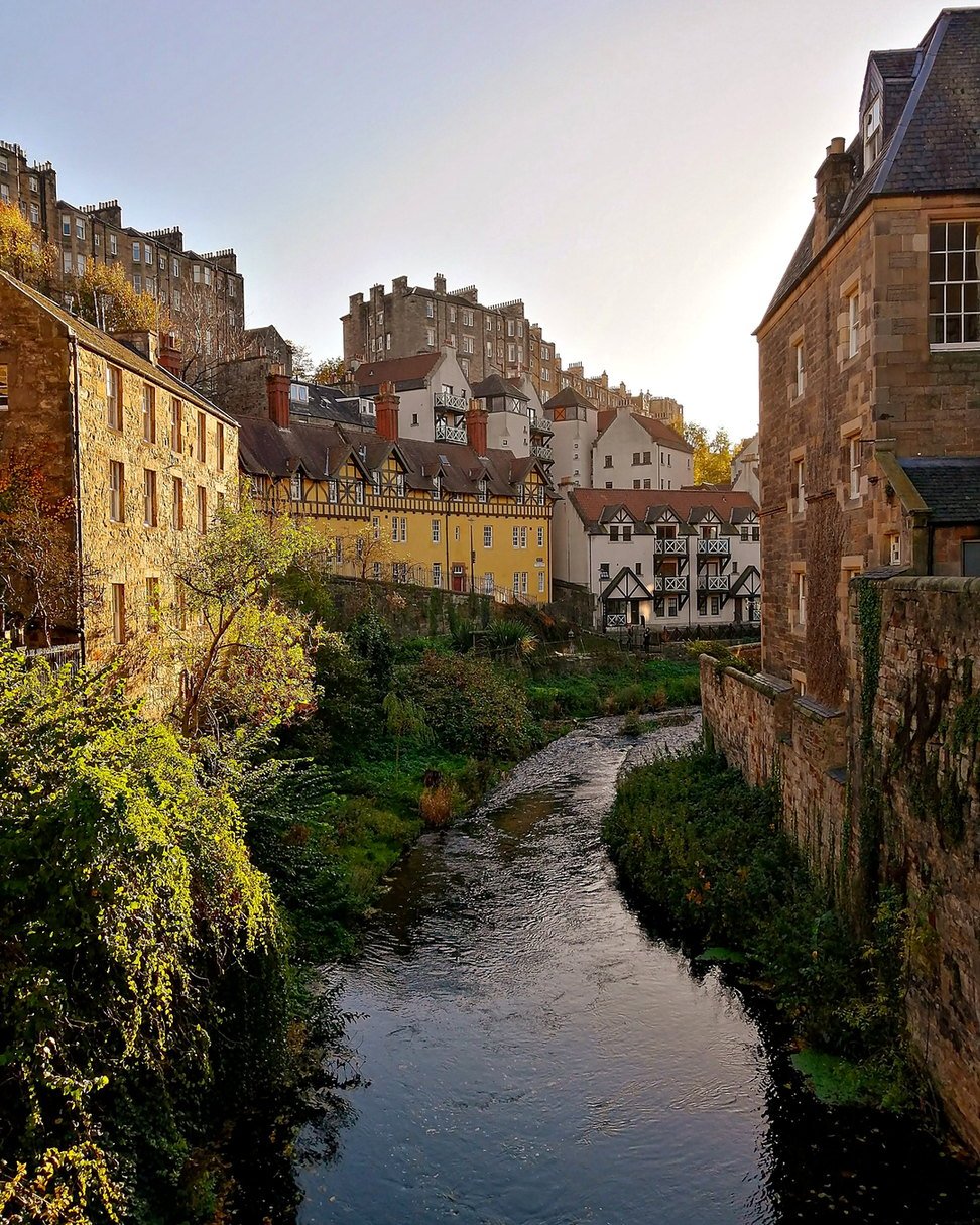 Dean Village em Edimburgo com casas de pedra às margens do rio Water of Leith