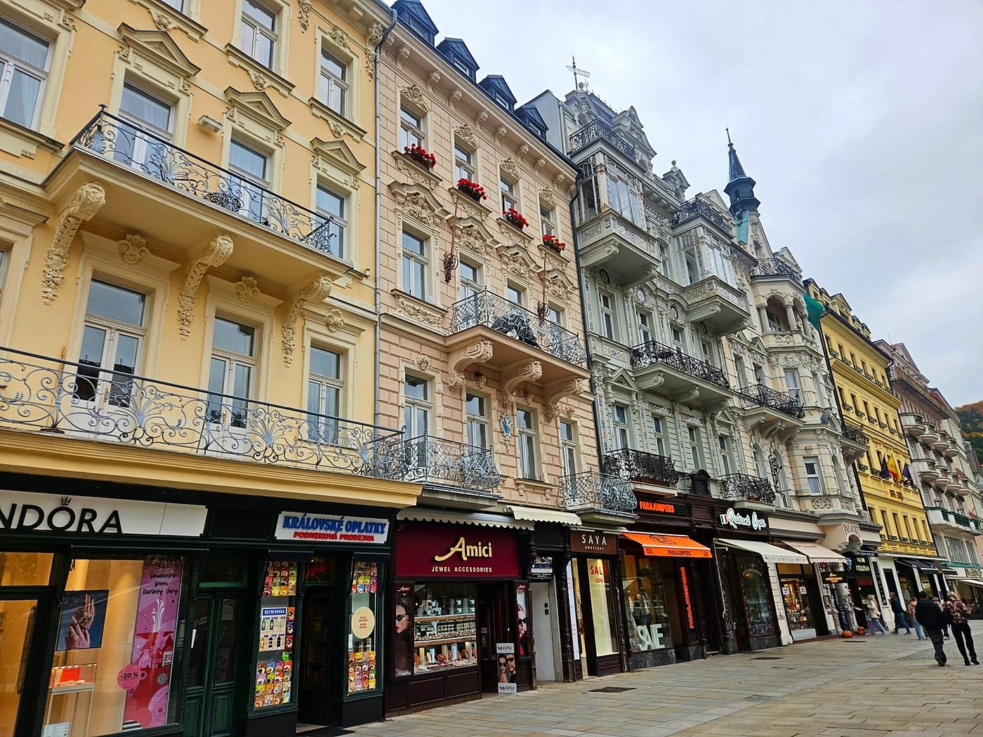 Prédios ornamentados com sacadas de ferro e lojas de oplatky e joias no centro de Karlovy Vary