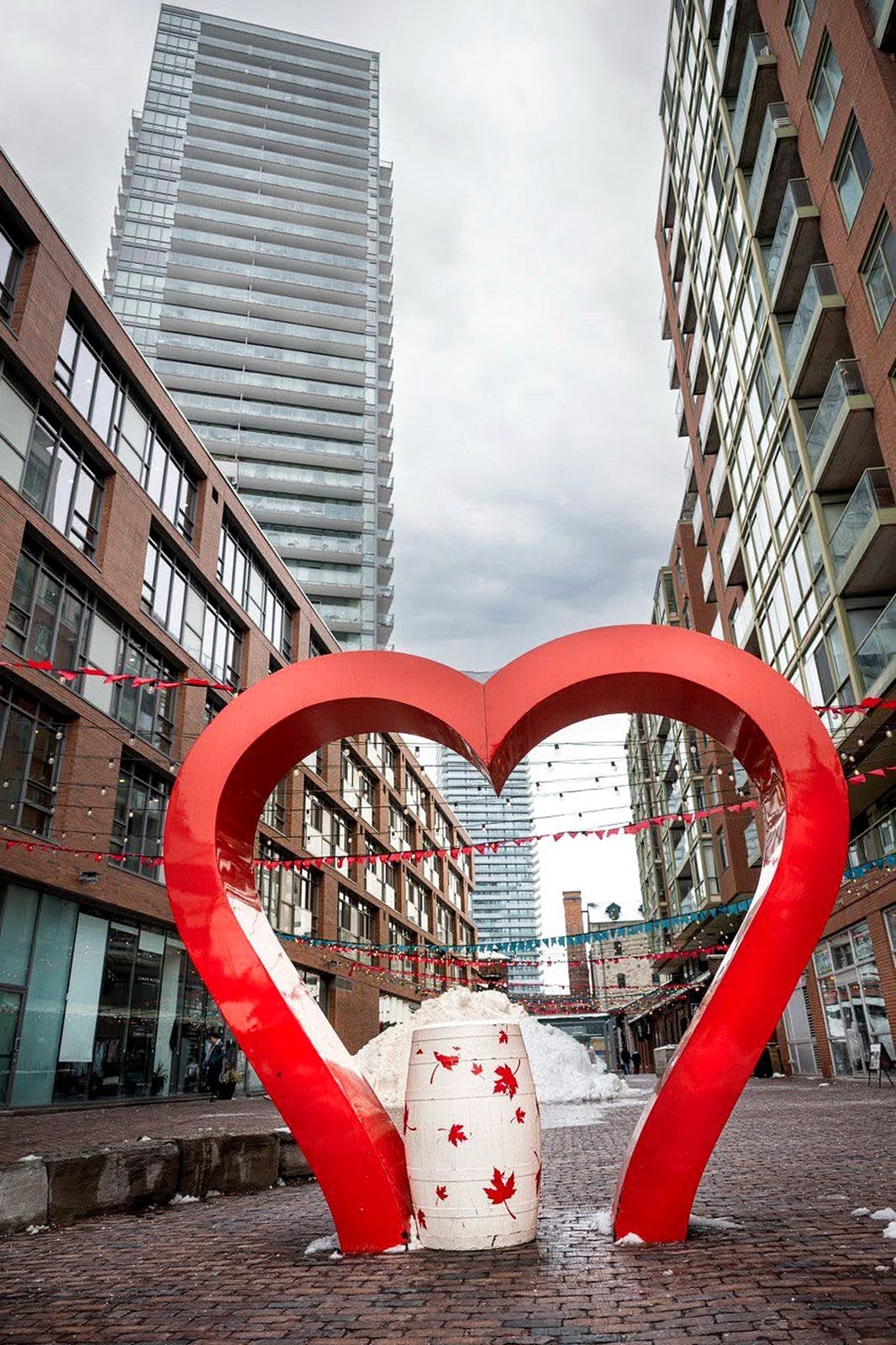 Escultura de coração vermelho no Distillery District, em Toronto