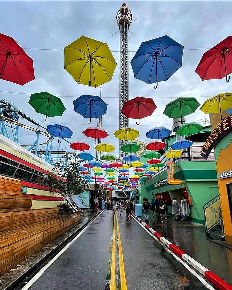 Guarda-chuvas coloridos no parque Gröna Lund, ilha de Djurgården