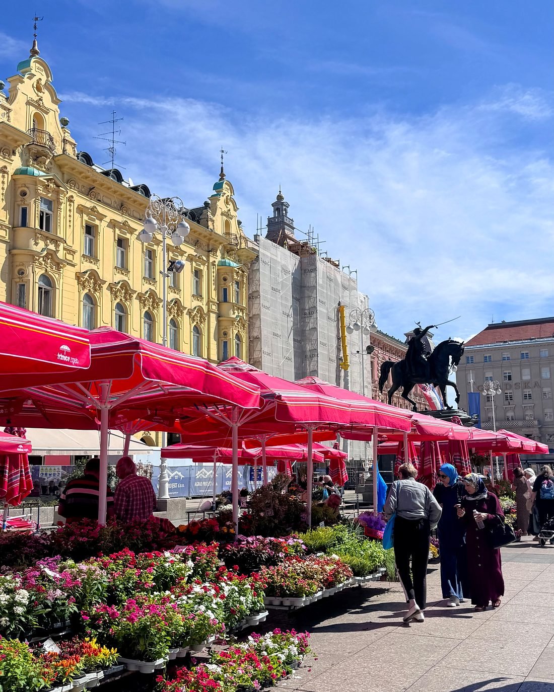 Mercado Dolac com os tradicionais guarda-sóis vermelhos e barracas de flores em Zagreb