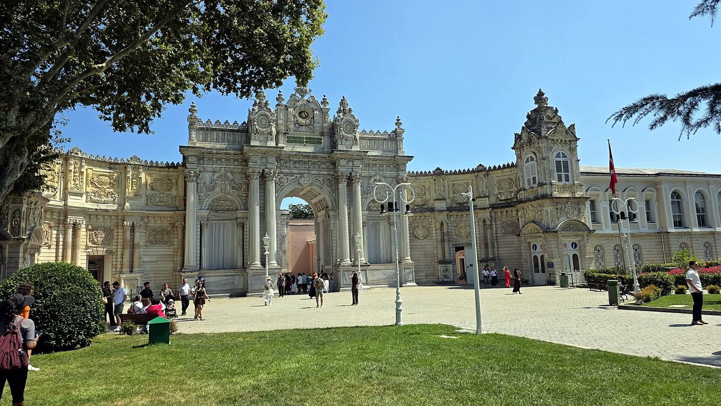Portão monumental do Palácio Dolmabahçe às margens do Bósforo em Istambul
