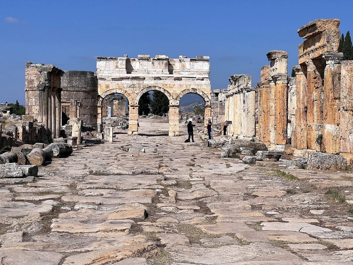 Portão de Domiciano e a rua romana Frontinus em Hierápolis
