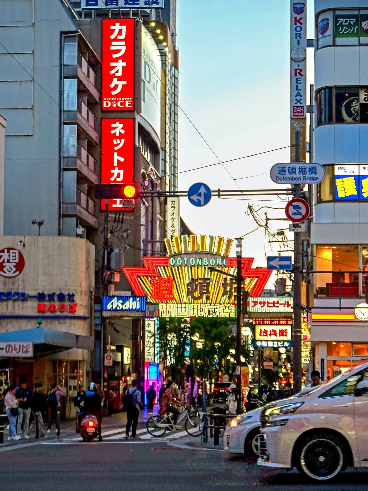 Portal luminoso de Dotonbori na entrada da rua, em Namba, Osaka